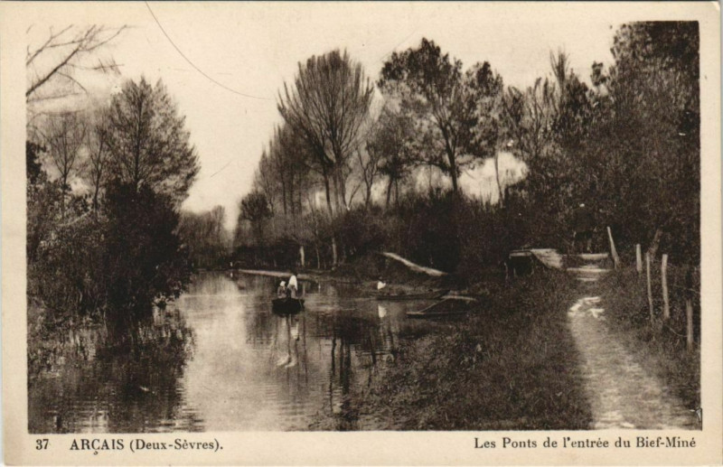 Carte postale ancienne Arcais Les Ponts de l'Entree du Bief-Mine