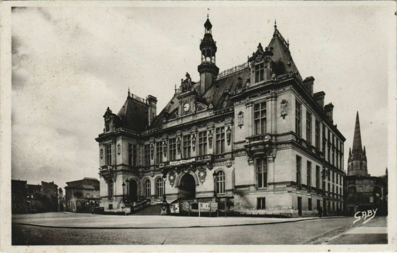 Carte postale ancienne Niort L'Hotel de Ville et le Clocher de Notre-Dame à Niort