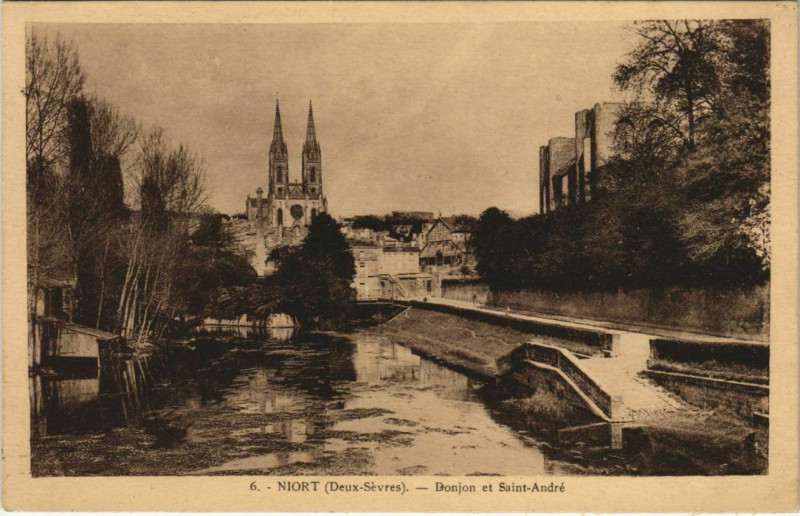 Carte postale ancienne Niort Donjon et Saint-Andre à Niort