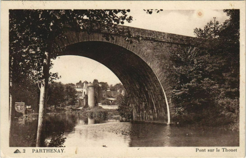 Carte postale ancienne Parthenay Pont sur le Thouet à Parthenay