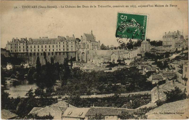 Carte postale ancienne Thouars Le Chateau des Ducs de la Tremoille à Thouars