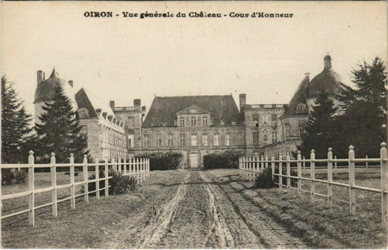 Carte postale ancienne Oiron Vue Generale du Chateau - Cour D'Honneur