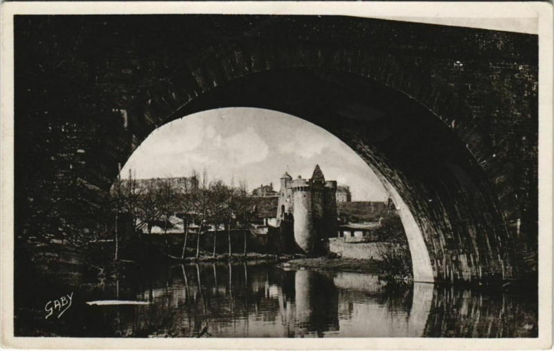 Carte postale ancienne Parthenay Un Coin Pittoresque - La Tour Saint-Jacques à Parthenay
