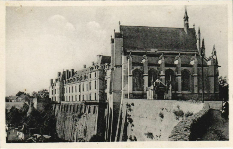 Carte postale ancienne Thouars Le Chateau et la Chapelle à Thouars