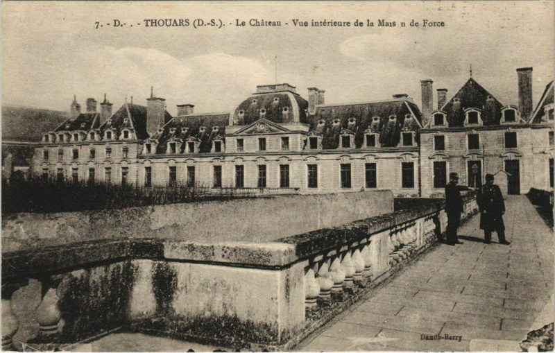 Carte postale ancienne Thouars Le Chateau - Vue Interieure de la Maison de Force à Thouars