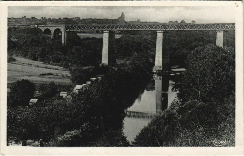 Carte postale ancienne Thouars Viaduc du Chemin de Fer à Thouars
