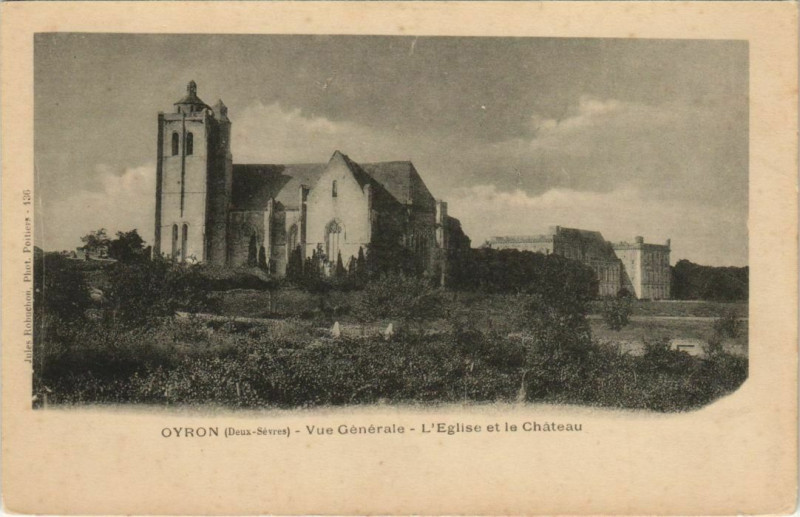 Carte postale ancienne Oiron Vue Generale - L'Eglise et le Chateau