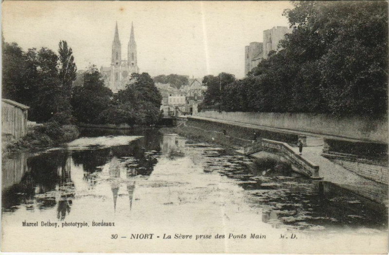 Carte postale ancienne Niort La Sevre prise des Ponts Main à Niort