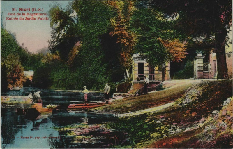 Carte postale ancienne Niort Rue de la Regratterie - Entree du Jardi Public à Niort