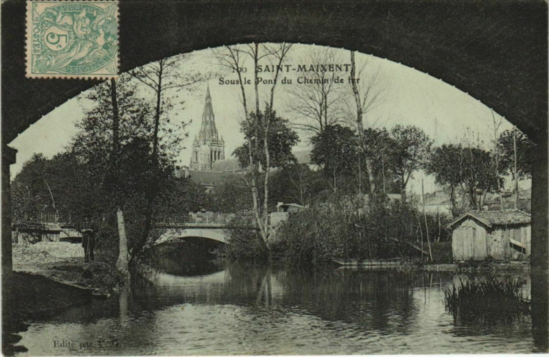Carte postale ancienne Saint-Maixent-l'Ecole Sous le Pont du Chemin de Fer