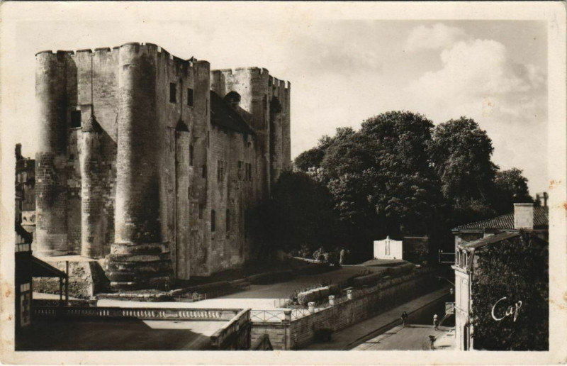 Carte postale ancienne Niort Le Donjon à Niort