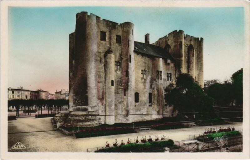 Carte postale ancienne Niort Facade Nord du Donjon à Niort