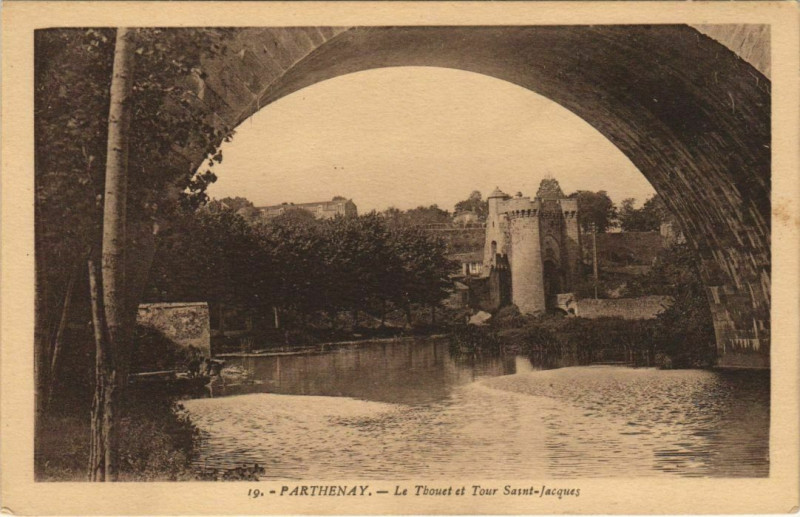 Carte postale ancienne Parthenay Le Thouet et Tour Saint-Jacques à Parthenay