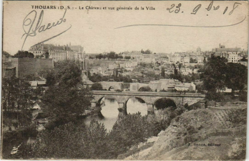 Carte postale ancienne Thouars Le Chateau et Vue Generale de la Ville à Thouars
