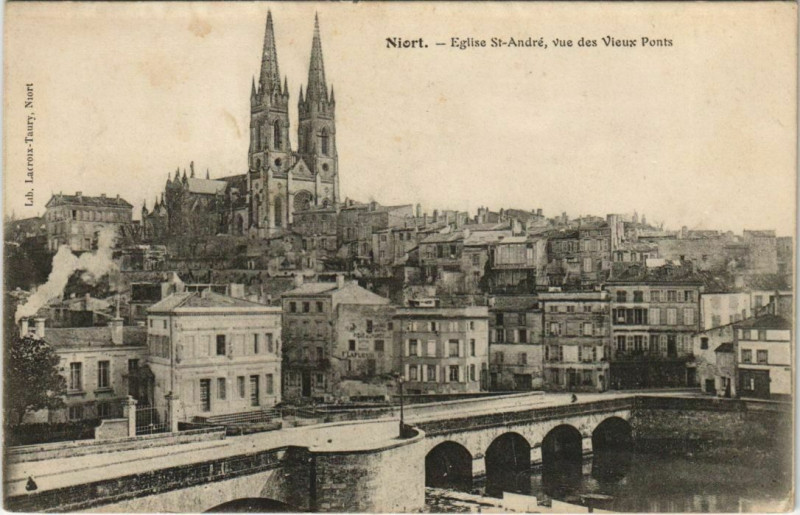 Carte postale ancienne Niort Eglise Saint-Andre - Vue des Vieux Ponts à Niort
