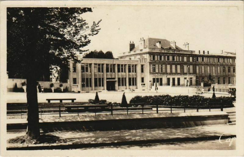 Carte postale ancienne Niort La Poste et le Square à Niort