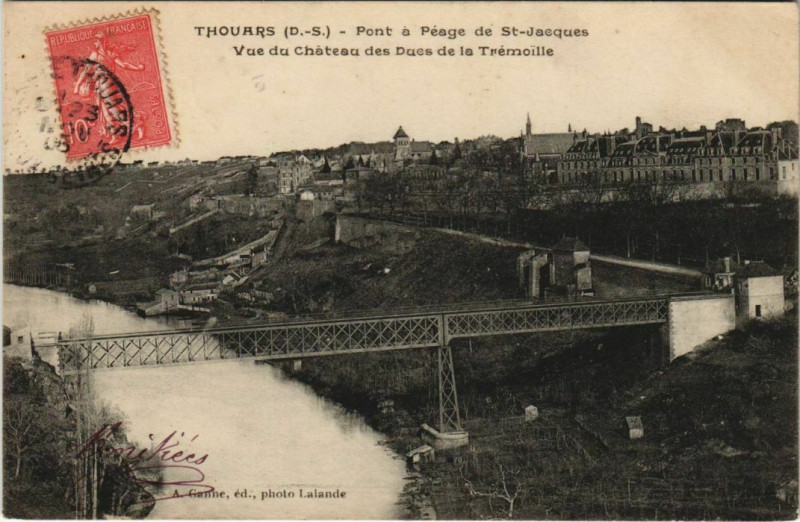 Carte postale ancienne Thouars Pont a Peage de Saint-Jacques - Vue du Chateau des Ducs à Thouars