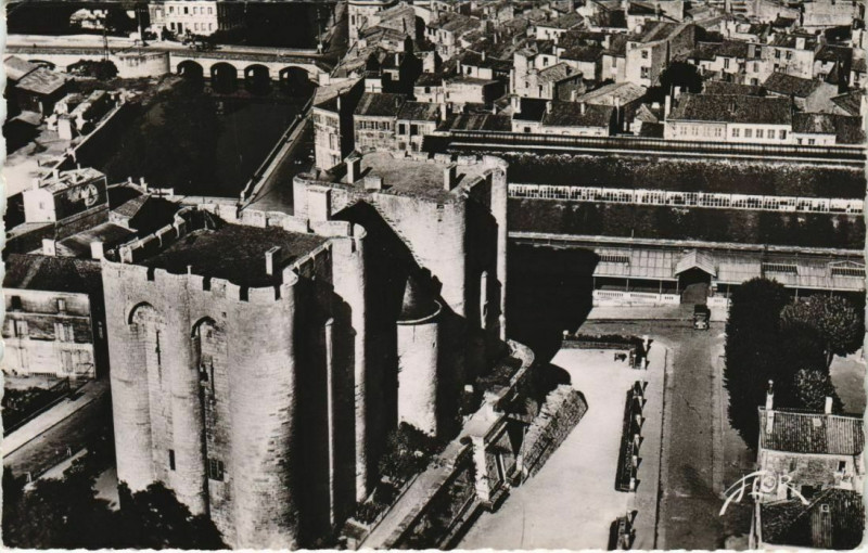 Carte postale ancienne Niort Vue Aerienne du Donjon à Niort