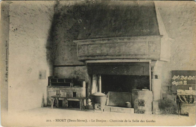 Carte postale ancienne Niort Le Donjon - Cheminee de la Salle des Gardes à Niort