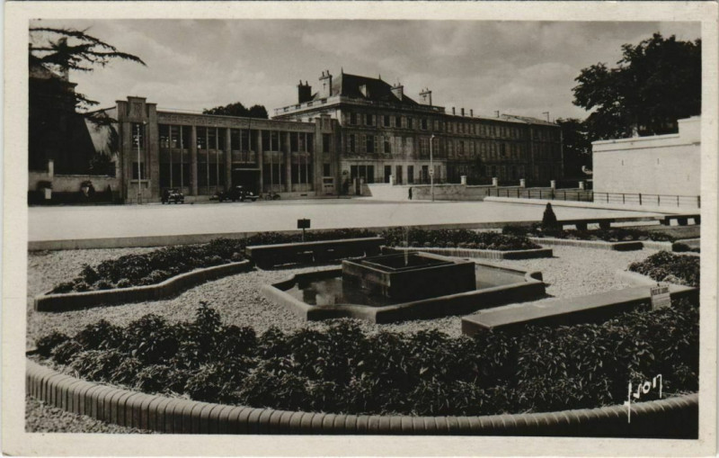 Carte postale ancienne Niort Le Square et la Poste à Niort
