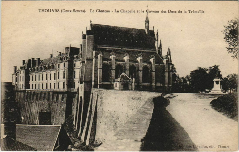 Carte postale ancienne Thouars Le Chateau - La Chapelle et le Caveau des Ducs à Thouars