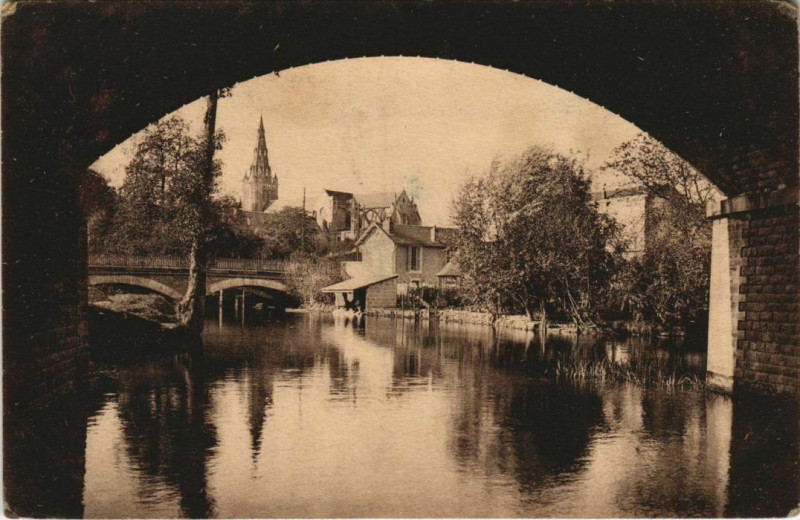 Carte postale ancienne Saint-Maixent-l'Ecole La Sevre Niortaise sous le Pont à Niort
