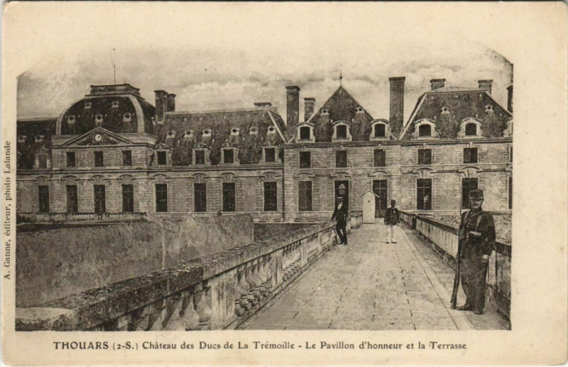 Carte postale ancienne Thouars Chateau des Ducs de La Tromeille à Rom