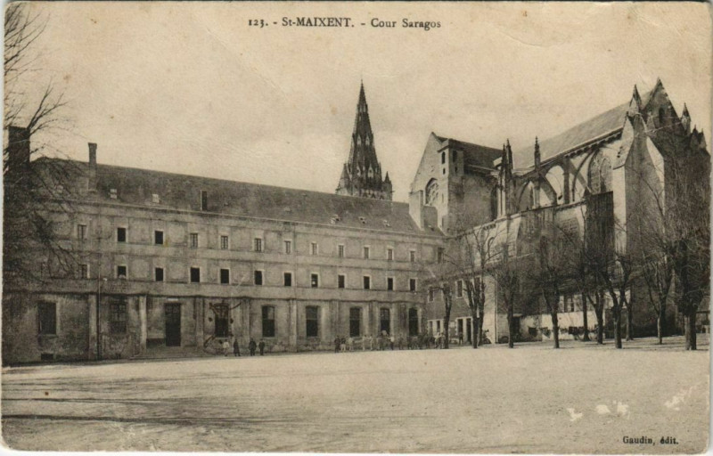 Carte postale ancienne Saint-Maixent-l'Ecole Cour Saragos