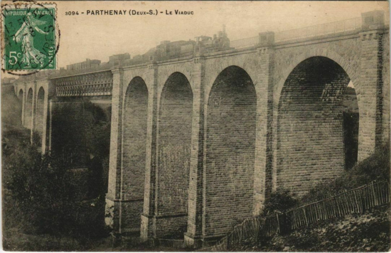 Carte postale ancienne Parthenay Le Viaduc à Parthenay