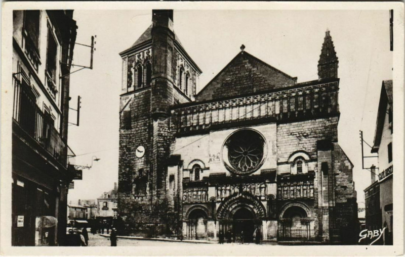Carte postale ancienne Thouars L'Eglise Saint-Medard à Thouars