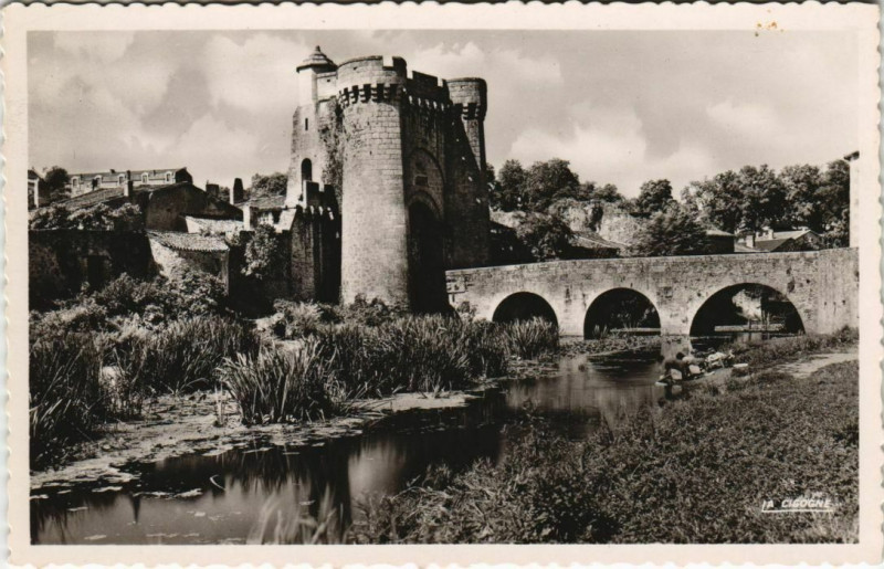 Carte postale ancienne Parthenay La Porte-Saint-Jacques et le Thouet à Parthenay