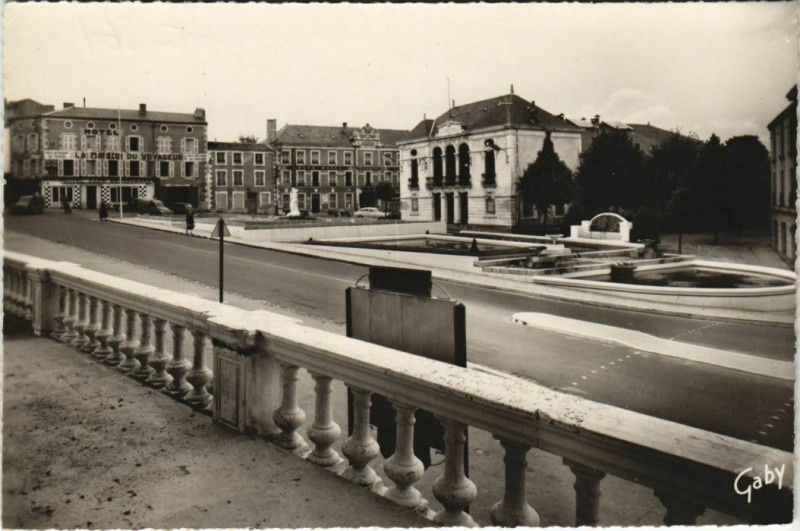 Carte postale ancienne Parthenay Place du Theatre à Parthenay