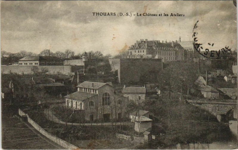 Carte postale ancienne Thouars Le Chateau et les Ateliers à Thouars