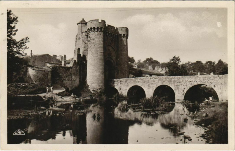 Carte postale ancienne Parthenay Le Thouet - La Tour Saint-Jacques à Parthenay