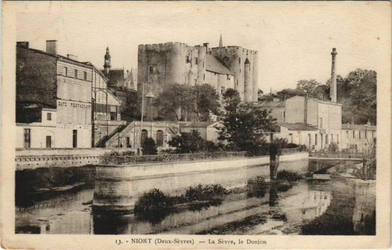 Carte postale ancienne Niort La Sevre - Le Donjon à Niort