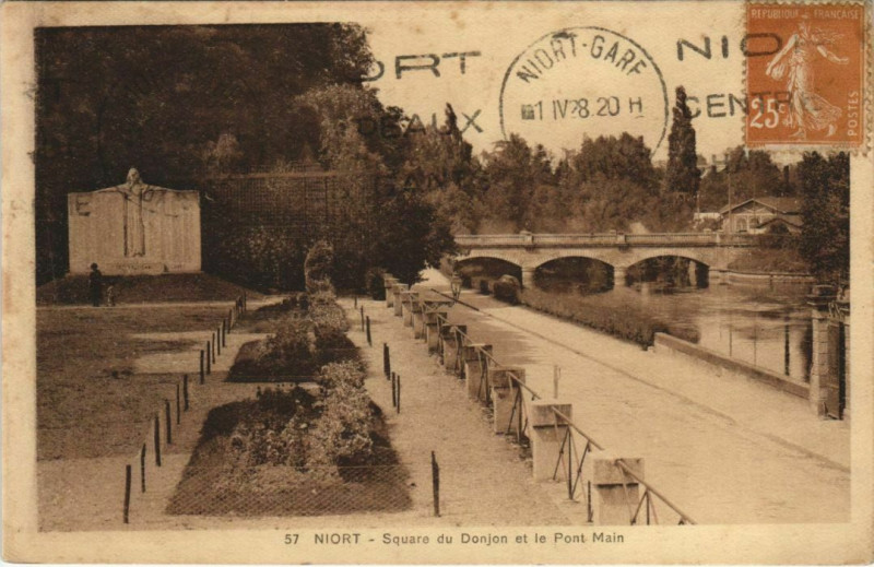 Carte postale ancienne Niort Square du Donjon et le Pont Main à Niort