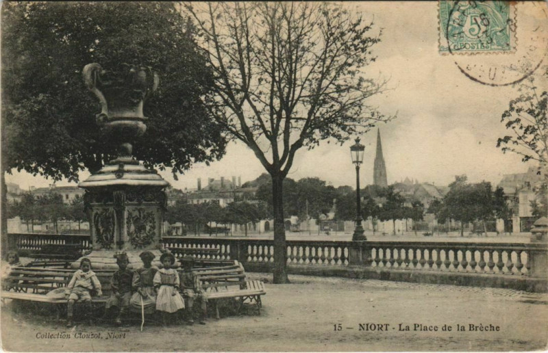 Carte postale ancienne Niort La Place de la Breche à Niort