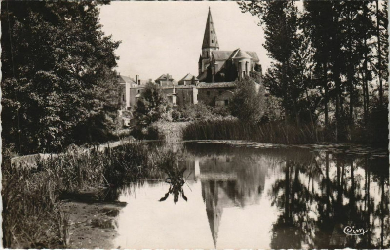 Carte postale ancienne Saint-Varent L'Eglise et les Bords du Thouaret à Saint-Varent