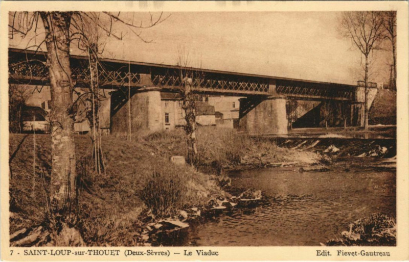 Carte postale ancienne Saint-Loup-sur-Thouet Le Viaduc