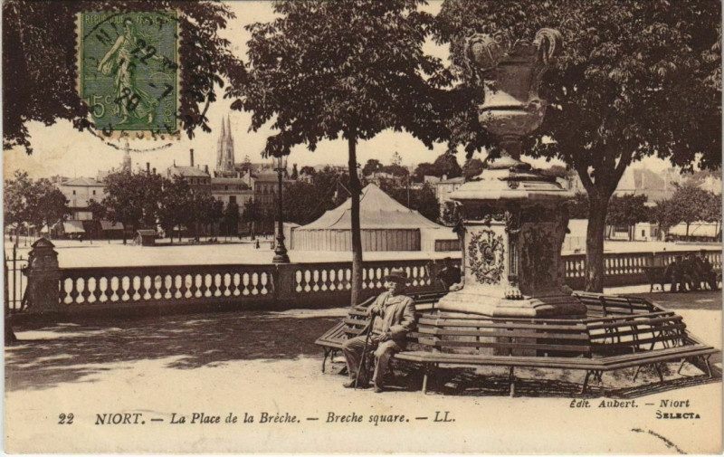 Carte postale ancienne Niort La Place de la Breche à Niort