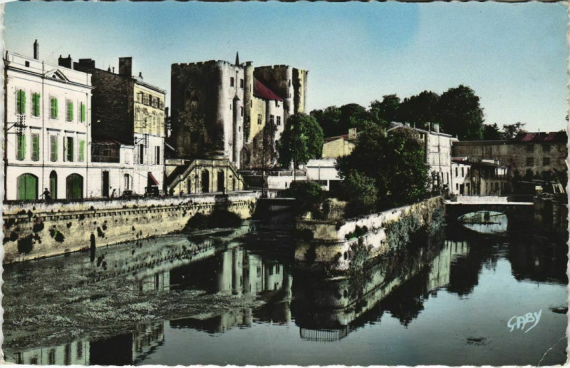 Carte postale ancienne Niort La Sevre et le Donjon à Niort