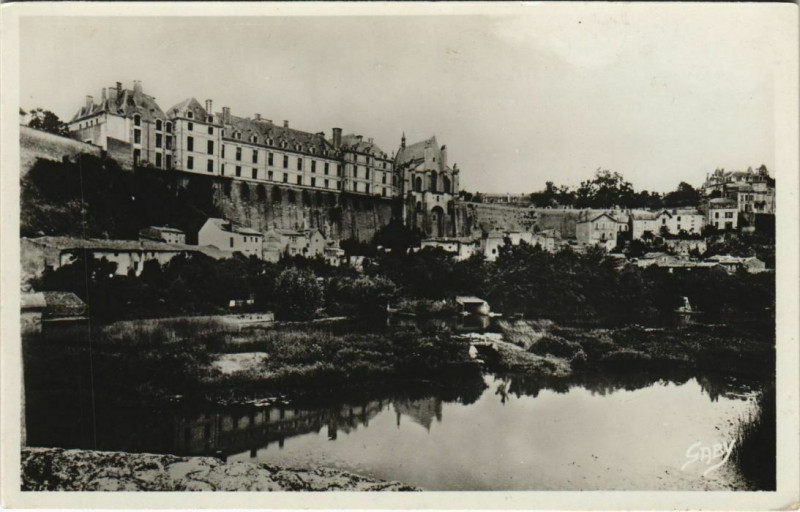 Carte postale ancienne Thouars Le Chateau des Ducs de Tremoille à Thouars
