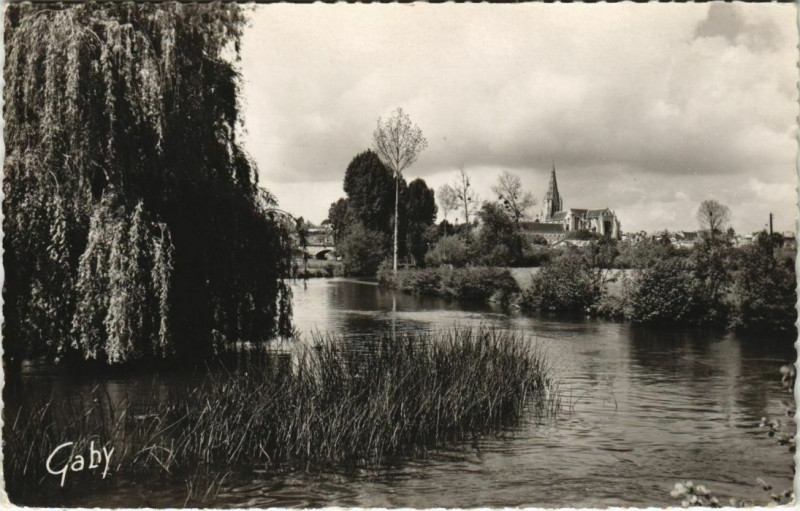 Carte postale ancienne Saint-Maixent-l'Ecole La Sevre-Niortaise et l'Eglise Saint-Leger à Niort