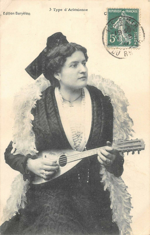 Carte postale ancienne Type D'Arlesienne à Arles