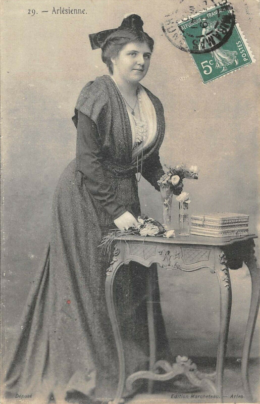 Carte postale ancienne Arlesienne à Arles