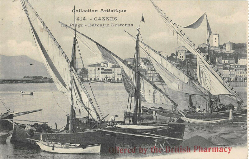 Carte postale ancienne Cannes La Plage Bateaux Lesteurs à Cannes