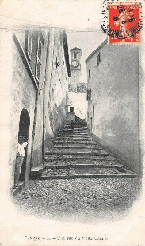 Carte postale ancienne Cannes Une Rue Du Vieux Cannes à Cannes