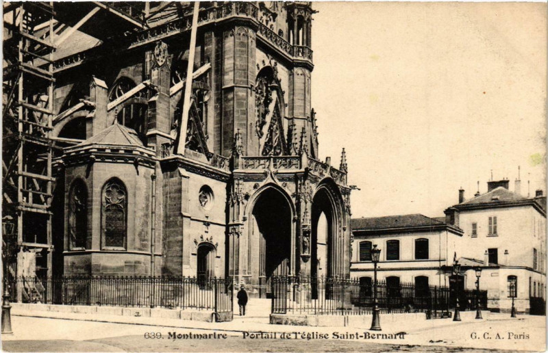 Carte postale ancienne Montmartre - Portail de l'église Saint-Bernard à Paris 18e