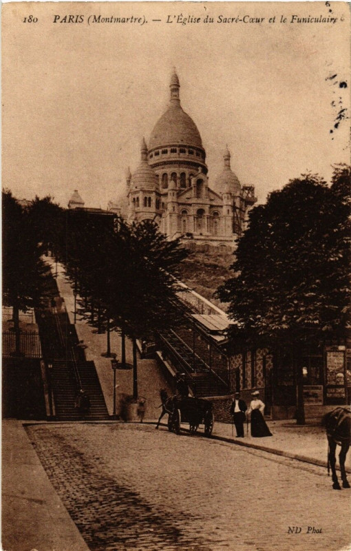 Carte postale ancienne L'Eglise du Sacré-Coeur et le Funiculaire à Paris 18e