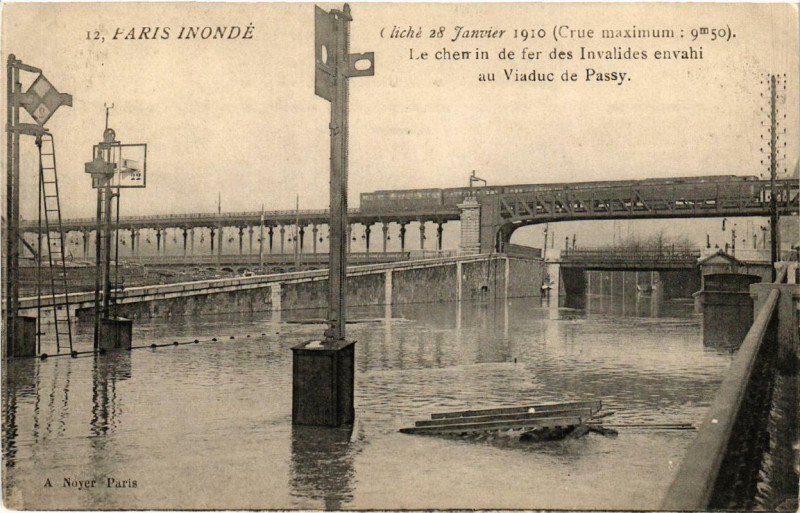 Carte postale ancienne Paris inondé - Cliché 28 Janvier 1910 -  Le chemin de fer des Invalides envahi au Viaduc de Passy. à Paris 15e